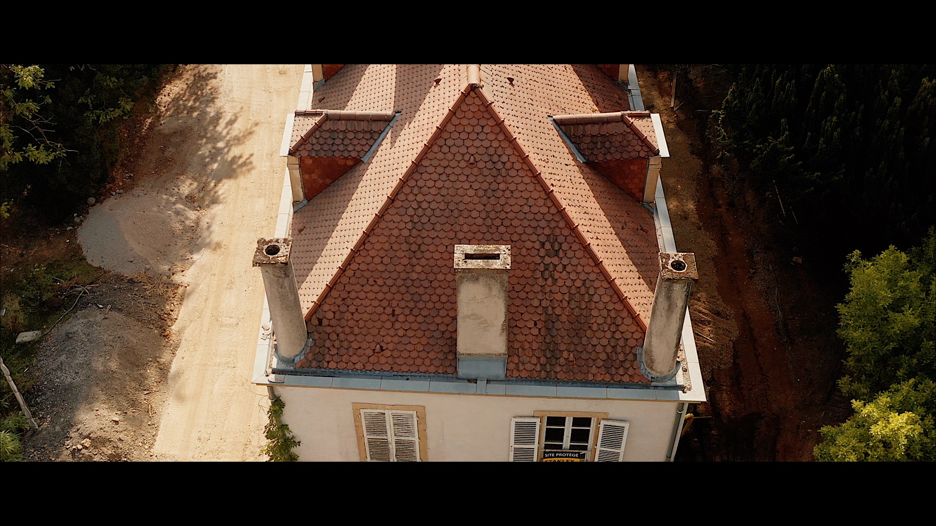 Vidéo drone immobilier : vue aérienne d'une toiture lors d'un repérage de bien