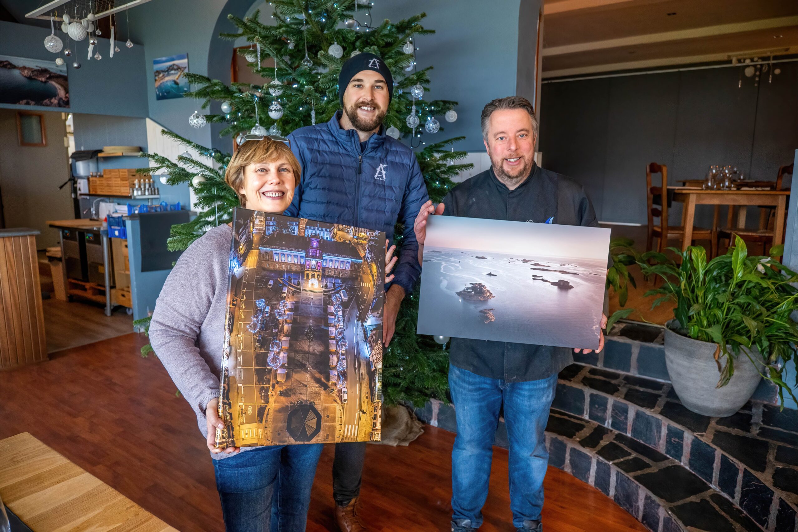 Clients recevant leurs tirages photo encadrés Sky Art's Production