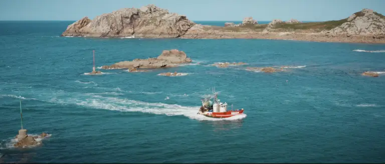 Bateau des Tontons Flingueurs amarré au port du Diben à Plougasnou, sous un ciel breton.