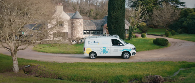 Camionnette Kinetoa stationnée devant l’Orangerie de Kerstrat à Morlaix, bâtiment à l’architecture classique.