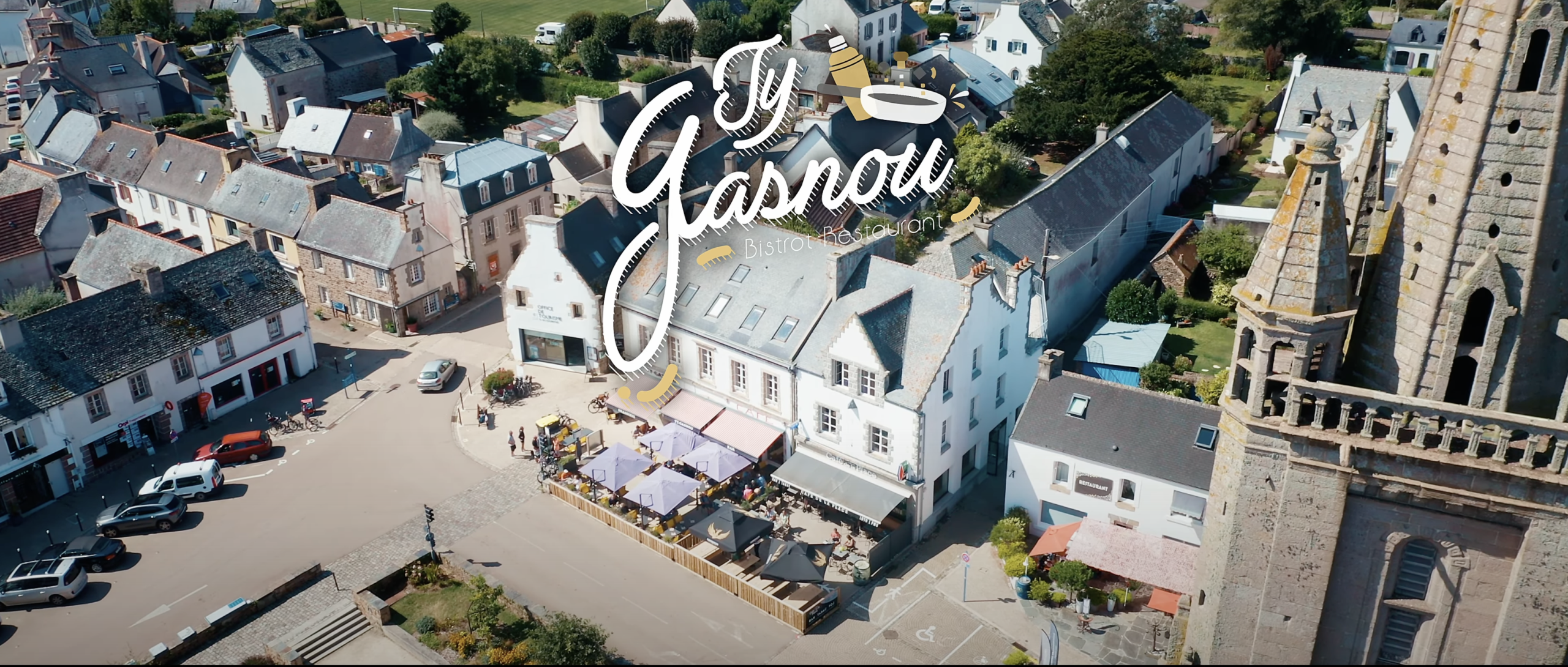 Prise de vue aerienne par drone d'un village breton