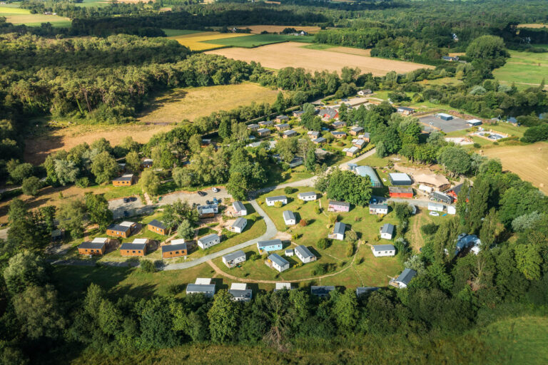 Vue aérienne sur les mobile home du camping de mesqueau
