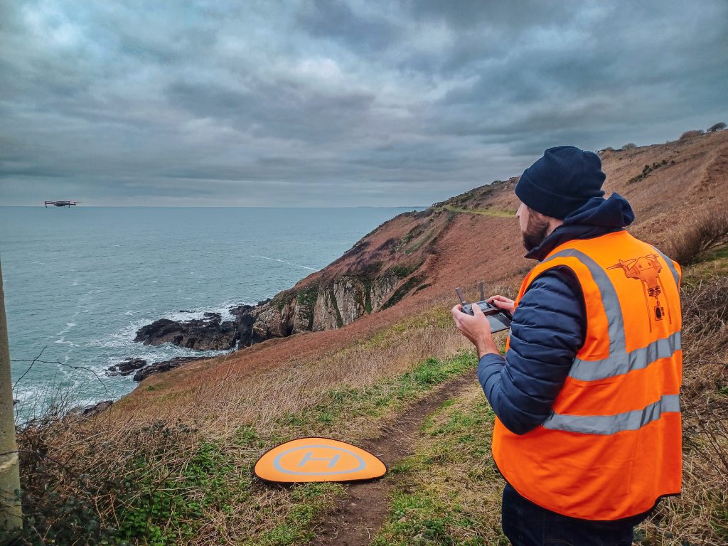 drone breizh 4 Télépilote de drone breizh professionnel en mission drone. Chasuble gilet orange sur les falaise de Saint Jean Du Doigt.