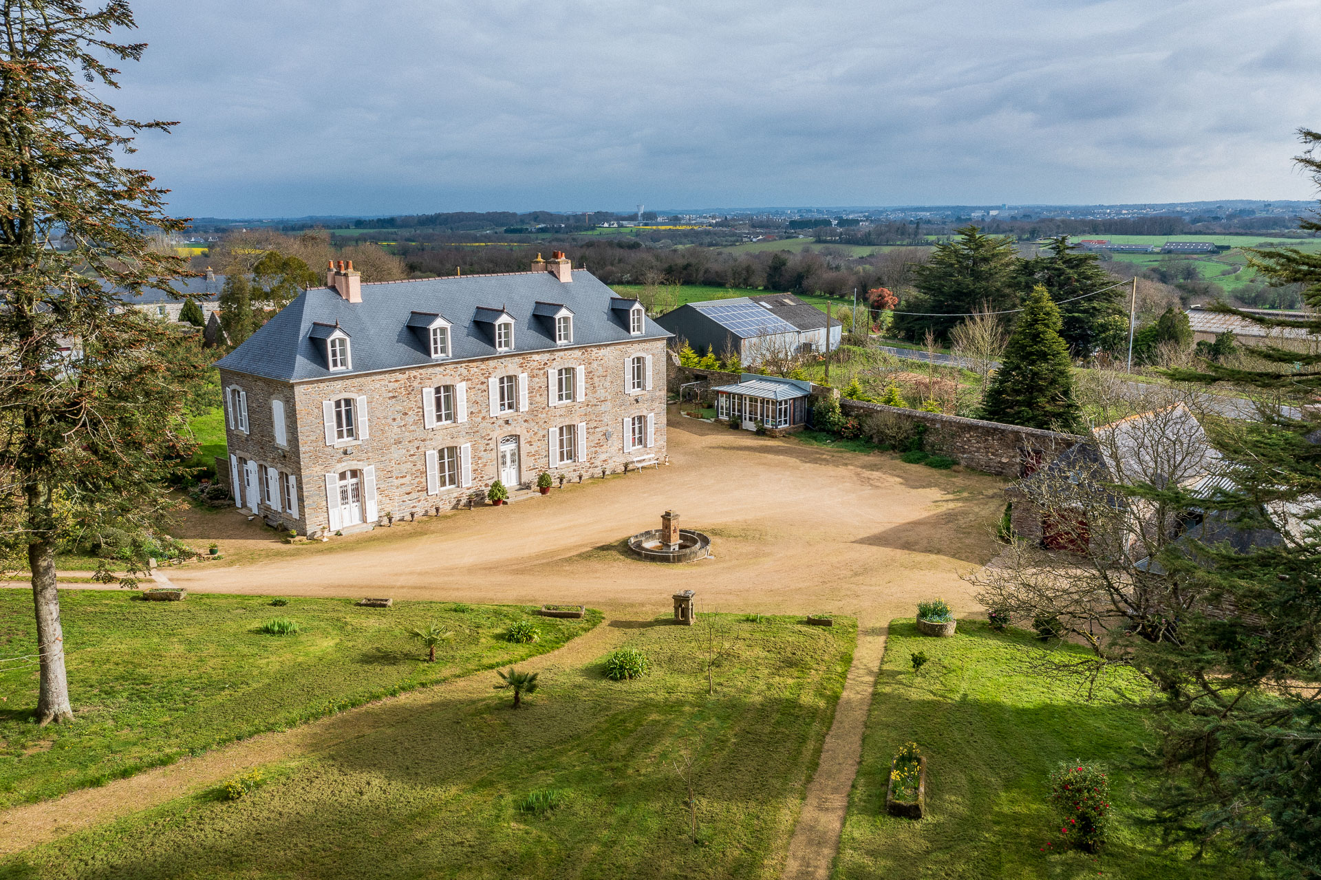 Bien touristique sur le littoral du Finistère vu par drone
