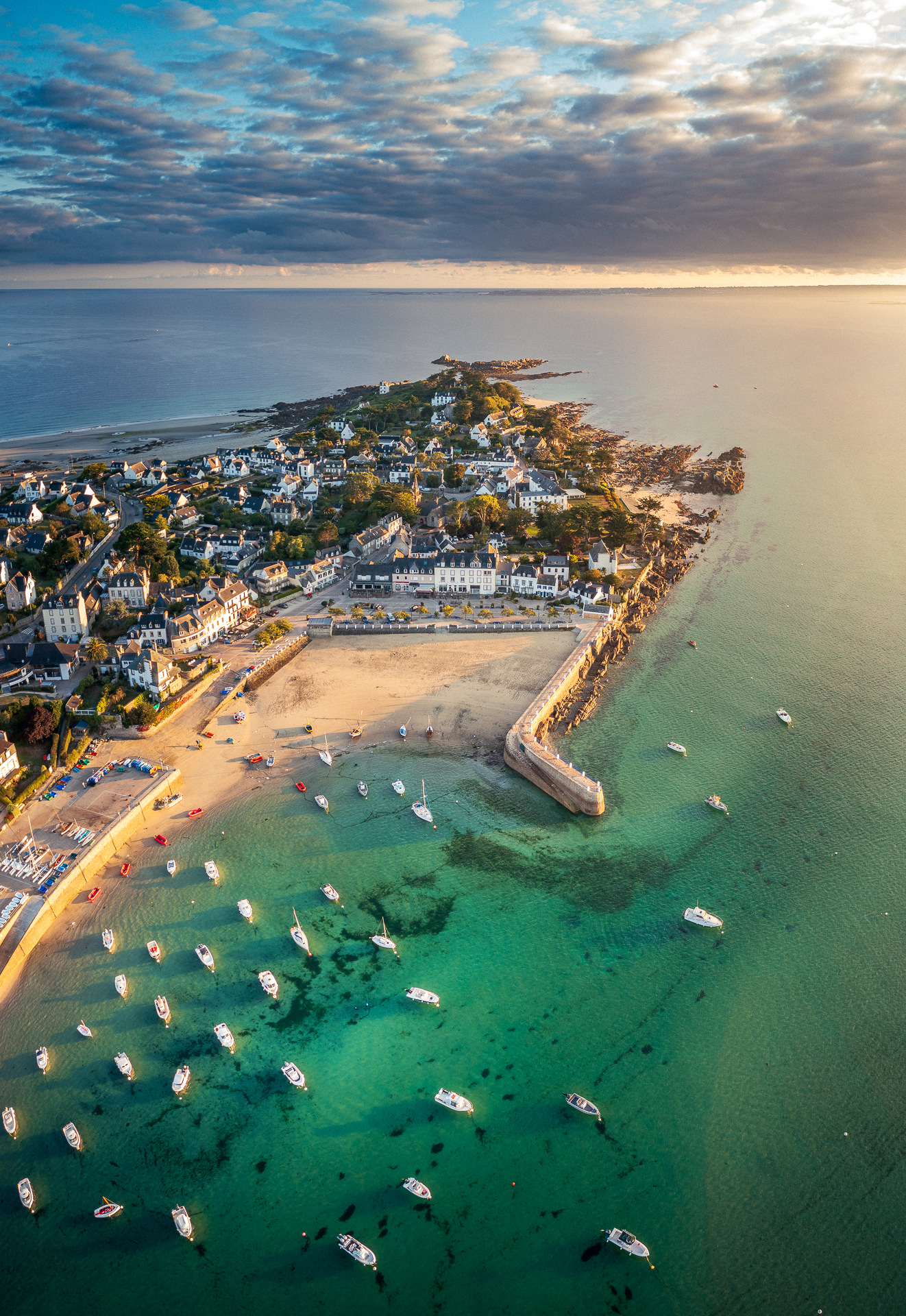 Vidéo drone hôtellerie : vue aérienne du littoral de Locquirec en Bretagne