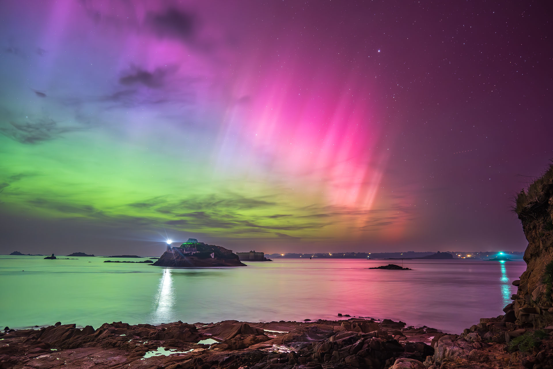 Aurore boreale capturee en pose longue en Bretagne