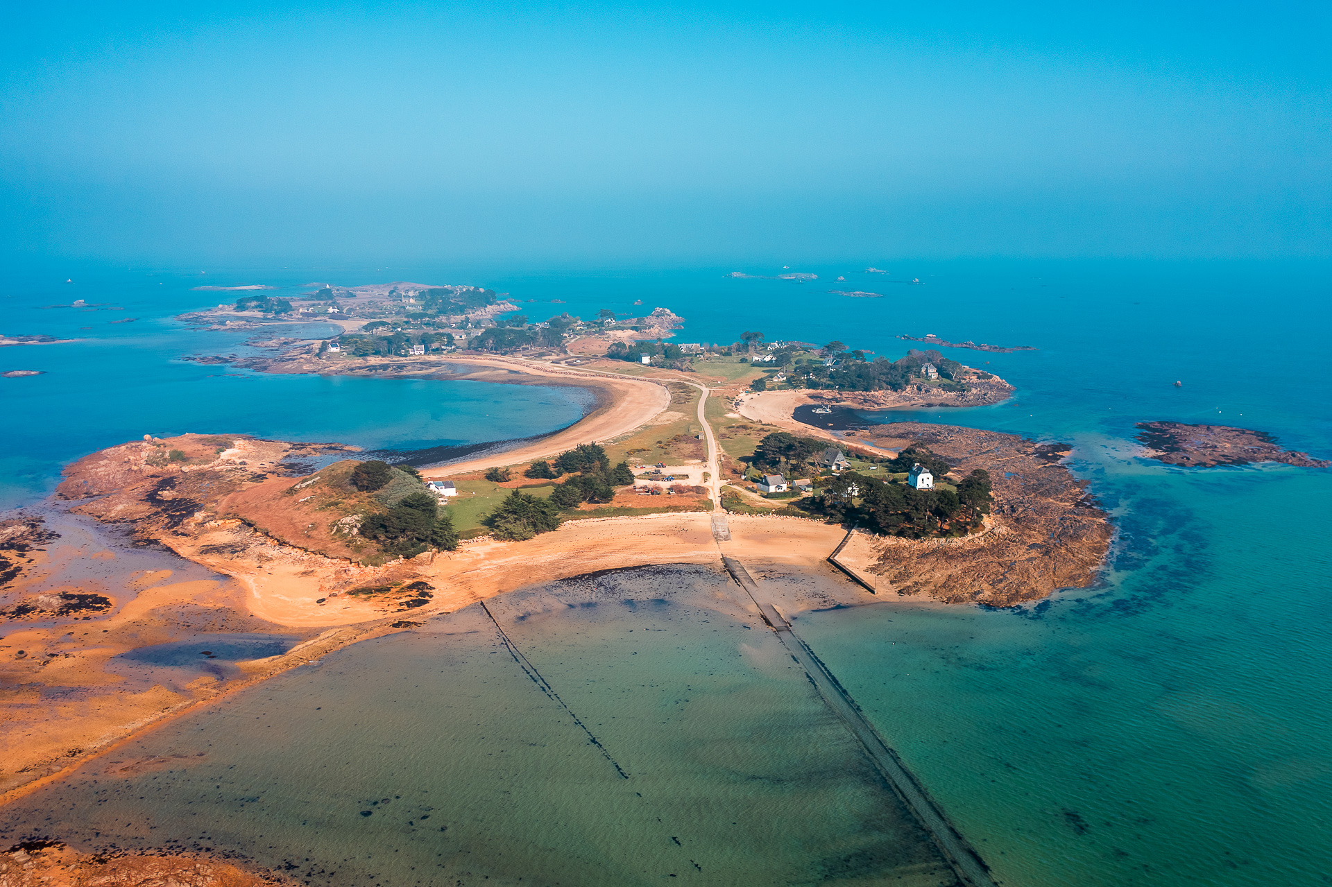 Vidéaste drone Carantec : vue aérienne de l'île Callot et de la chaussée submersible