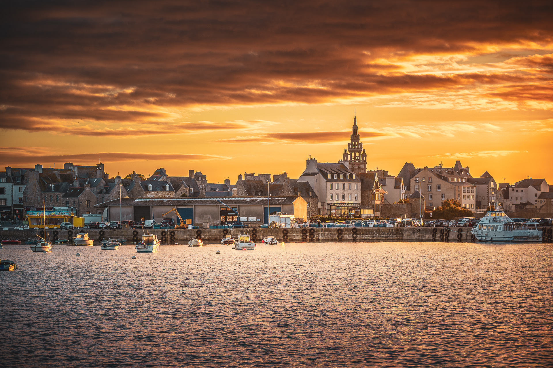 Vieux port de Roscoff au crépuscule, vidéaste drone Roscoff