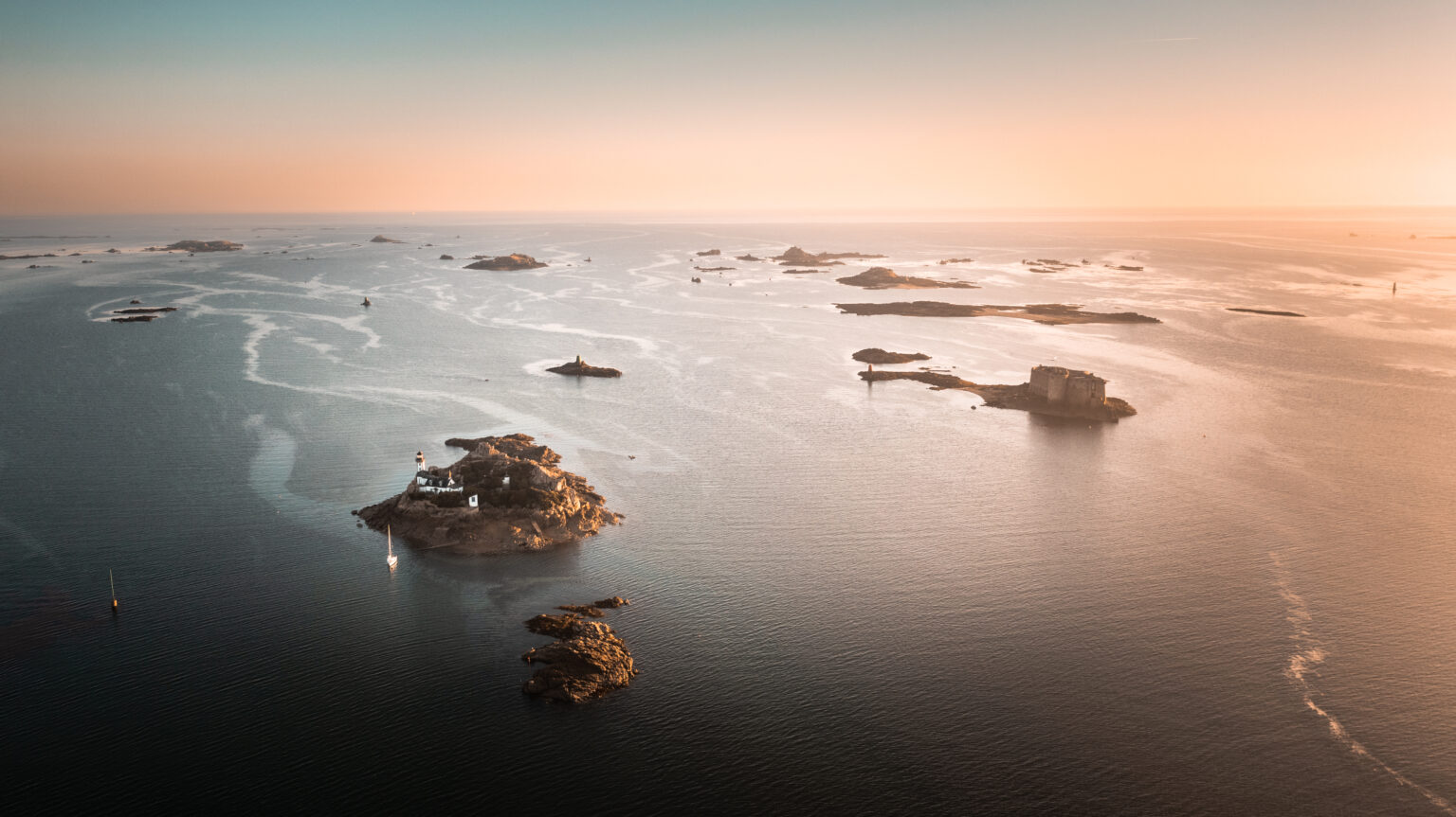 Photo aérienne de la baie de Morlaix au lever du soleil, Finistère Nord