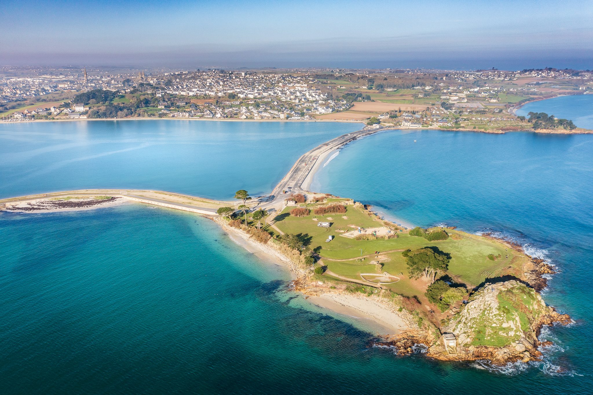 Vue aérienne d'une pointe rocheuse entre deux plages, Finistère Nord