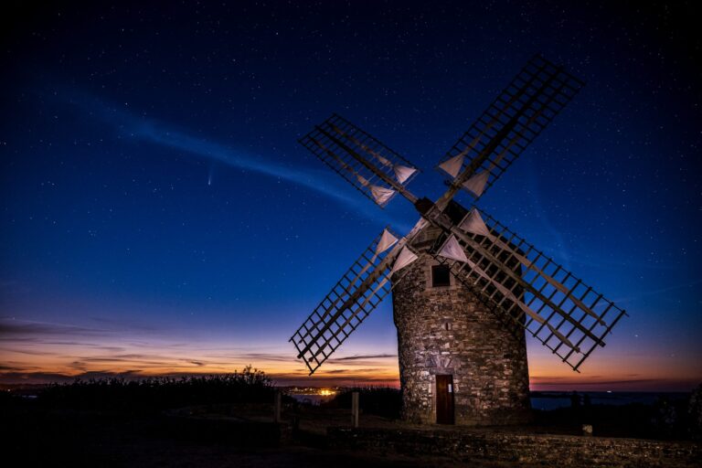 Photo numérique de Bretagne : la comète Neowise au-dessus d'un moulin breton, image signature de Sky Art's Production